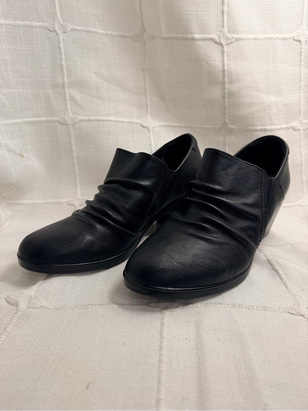 NWOB Clarks Emily2 Cove Black Leather Ruched Comfort Heels 7M